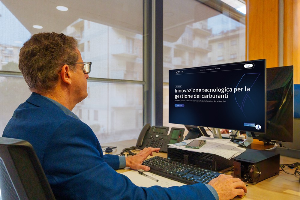 Professionista consulta il sito di Alfa Computer System con focus sull’innovazione tecnologica nella gestione dei carburanti
